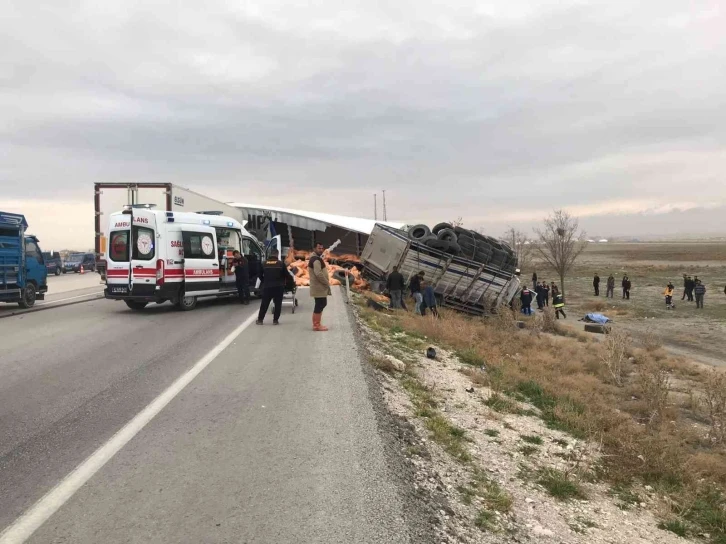 Tır ile kamyon kafa kafaya çarpıştı, 2 ölü, 1 yaralı