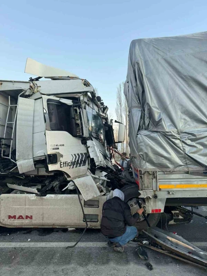 Konya’da tır, tıra arkadan çarptı: 1 ölü
