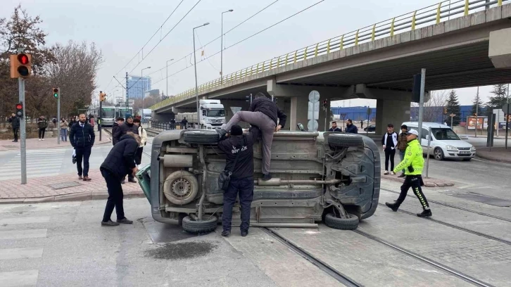 Çarpışan otomobillerden biri tramvay yoluna devrildi