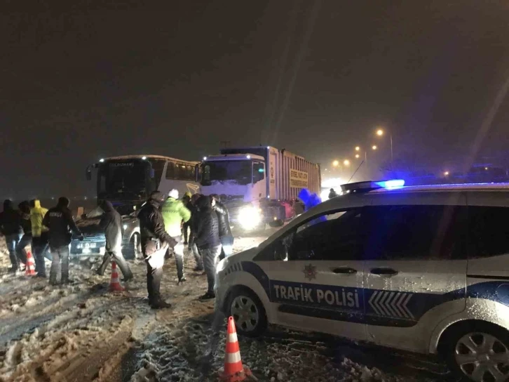 Konya’nın şehirler arası yollarında kar ve tipi engeli