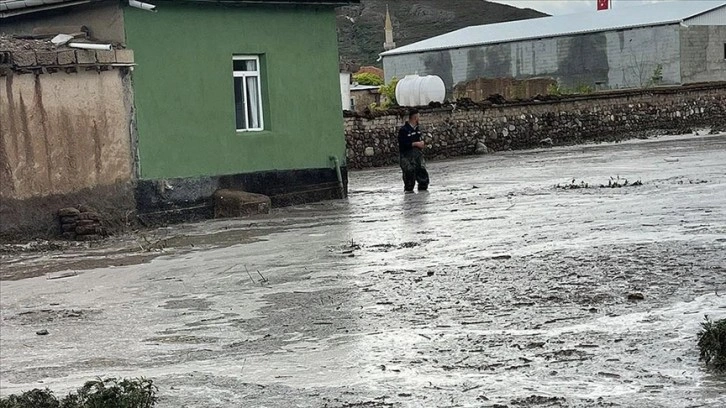 Konya'da etkili olan sağanak yüzünden bazı işyerlerini su bastı