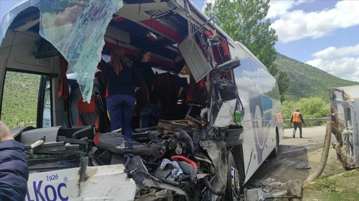 Konya'da yolcu otobüsü ile kamyonun çarpışması sonucu 1 kişi öldü