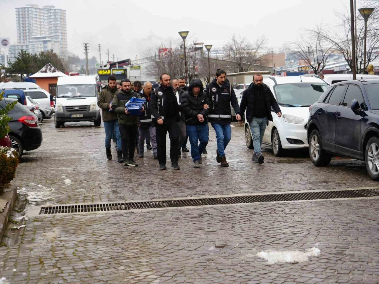 Kooperatif hissesi vaadiyle 30 milyonluk vurgun yapan şahıslar adliyeye sevk edildi
