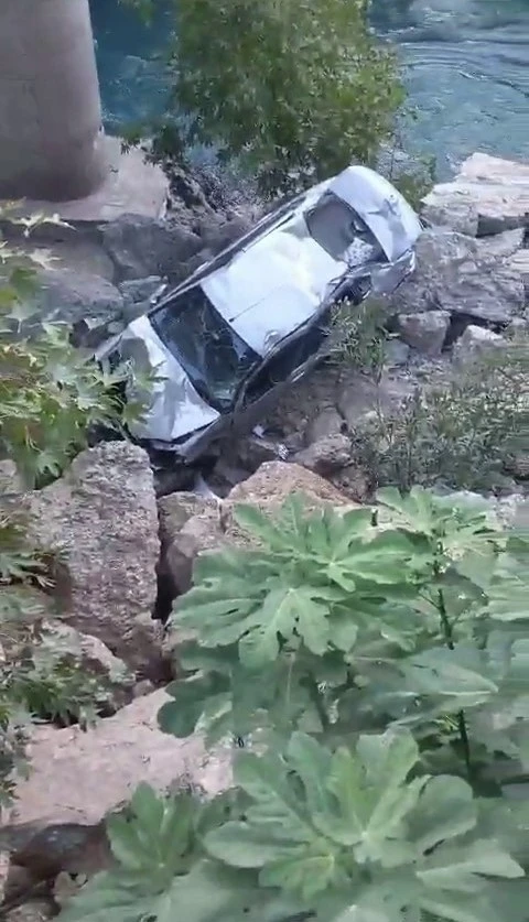 Köprüden uçan otomobildeki sürücü yaralandı
