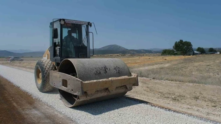 Korkuteli Akyar grup yolu asfaltlanıyor
