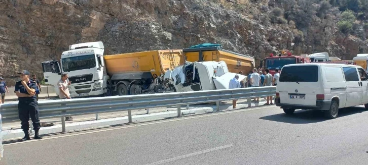 Korkuteli-Antalya karayolunda iki tır çarpıştı: 3 yaralı
