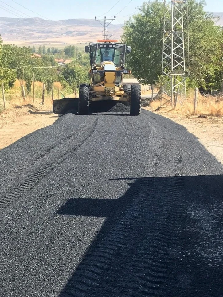 Köy yolları onarılıyor
