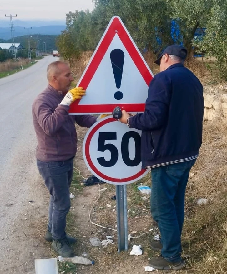 Köy yolları trafik levhalarıyla artık daha rahat
