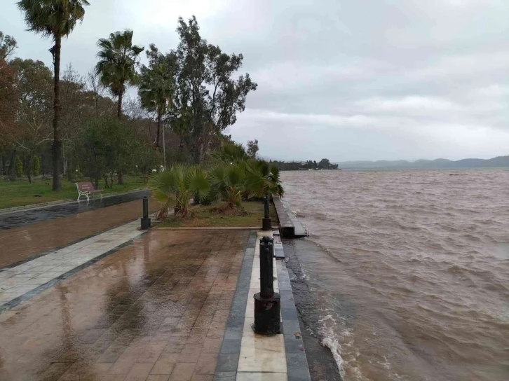 Muğla, Köyceğiz'de beklenen yağış başladı