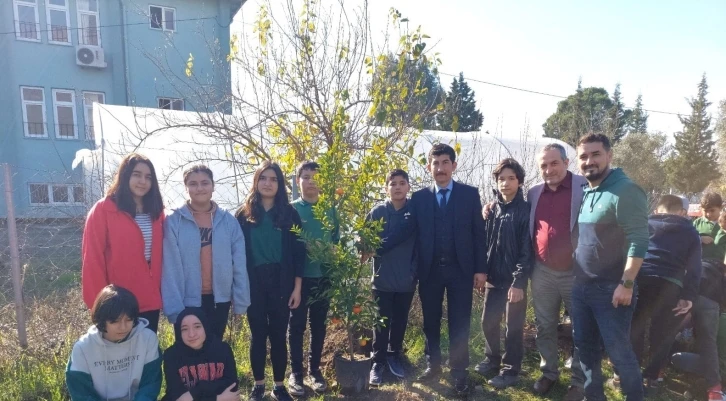 Köyceğiz’de okul bahçesini meyve ağaçları ile donattılar
