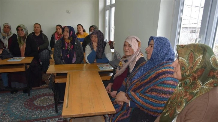 Köyde yaşayan velilerde farkındalık oluşturarak öğrencilerin başarısını artırdı