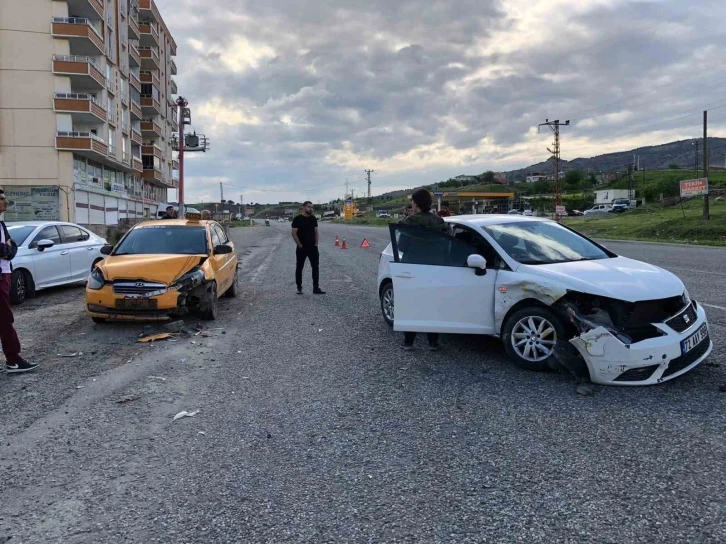 Kozluk’ta iki araç kafa kafaya çarpıştı
