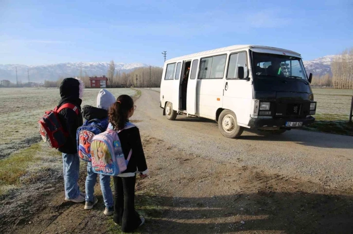 Krediyle aldığı aracı ücretsiz öğrenci servisine dönüştürdü
