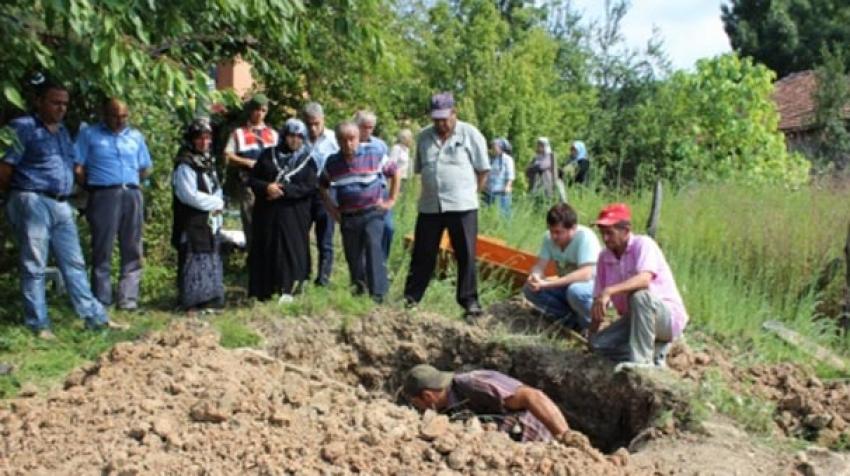 Annesinin mezarından rahatsız olunca bakın ne yaptı?