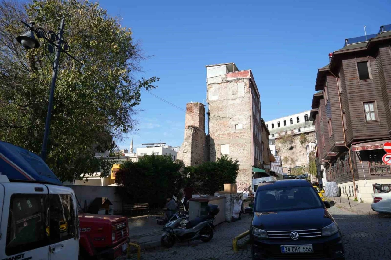 Küçükayasofya Su Terazisi’nin etrafı binalarla kapatıldı: Bakımsız haldeki tarihi yapı havadan görüntülendi
