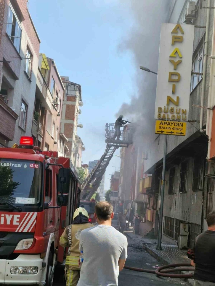 Küçükçekmece’de ayakkabı imalathanesinde yangın çıktı
