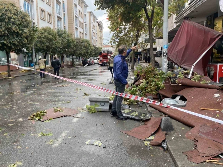 Küçükçekmece’de etkili olan fırtınada uçan çatıdan kopan parçalar bakkala giden adamın kafasına isabet etti
