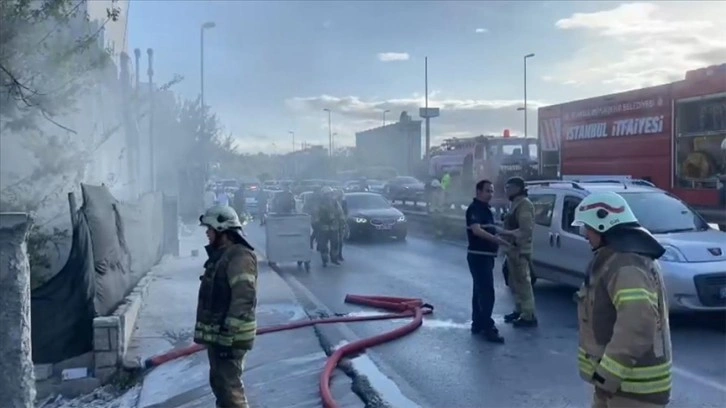 Küçükçekmece'de metruk binada çıkan yangın ulaşımı aksattı