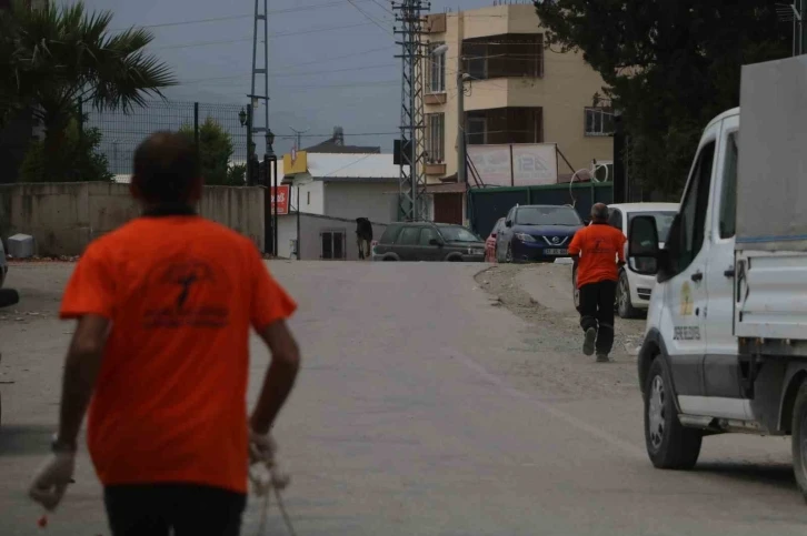 Kuduz hastalığı görülmesiyle karantinaya alınan bölgede sahipsiz hayvanlarla ekipler arasında yaşanan kovalamaca kamerada
