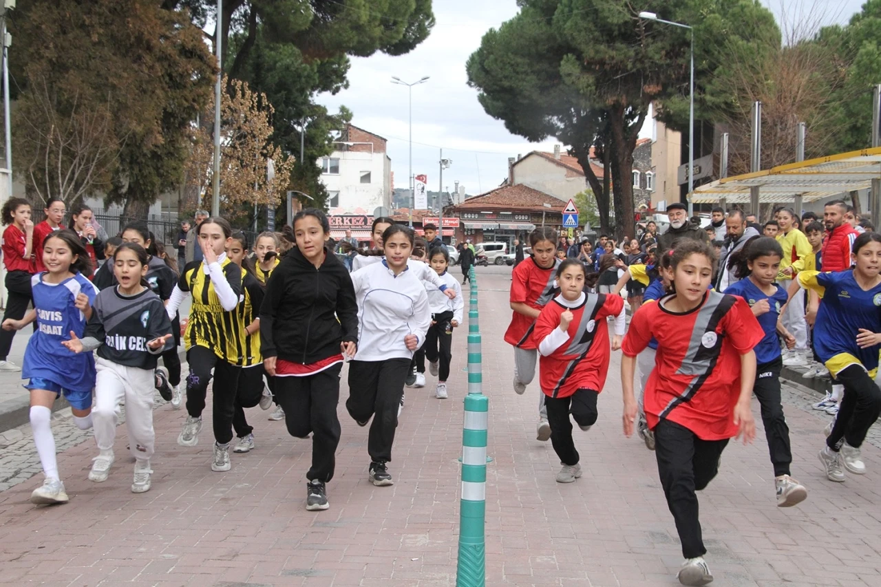 Kula’da Atatürk kır koşusu düzenlendi
