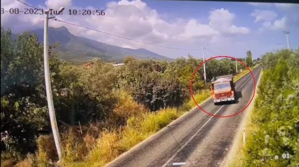 Kum yüklü kamyon ile mermer blok taşıyan TIR çarpıştı; şoförler yaralandı (2)