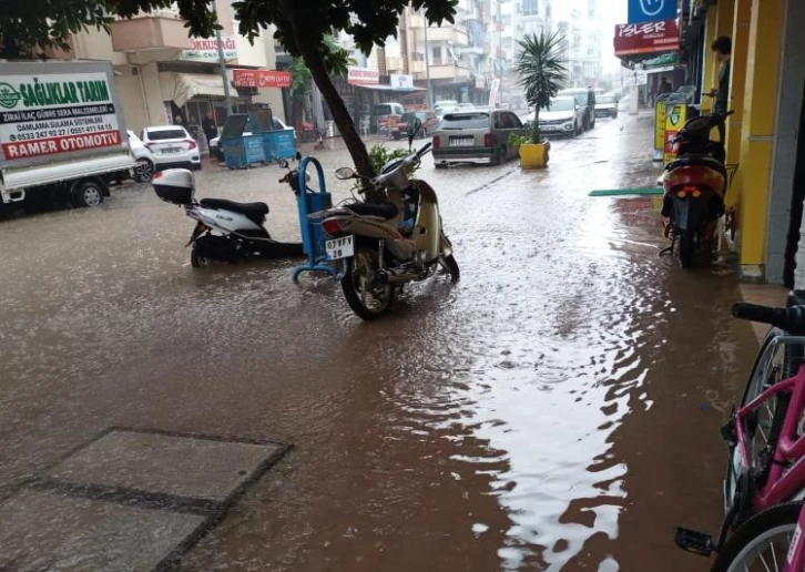 Kumluca’da sağanak yağmur etkili oldu
