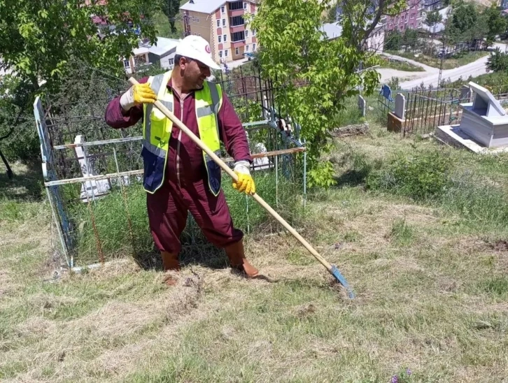 Kurban Bayramı öncesi mezarlıklarda bakım ve temizlik çalışmaları hız kesmeden devam ediyor
