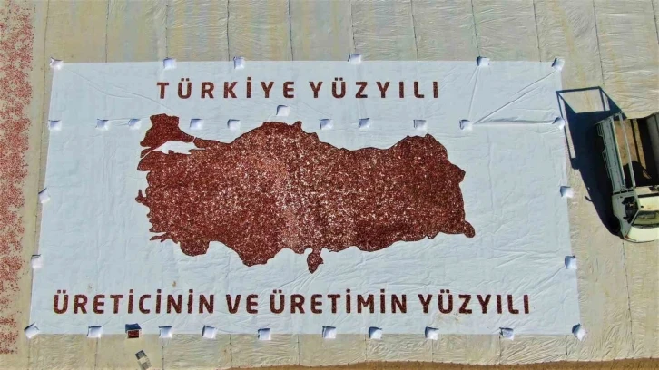 Kurutmalık domateslerle Türkiye haritası oluşturulup ‘Türkiye Yüzyılı’ yazıldı
