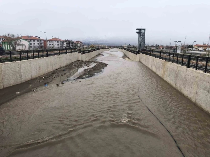 Kuruyan Vasgirt deresinden sel akıyor
