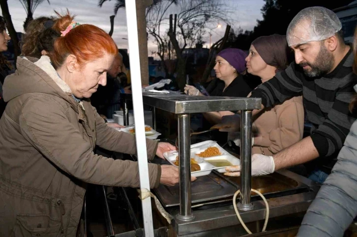 Kuşadası Belediyesi İftar Günlerinin İlki İkiçeşmelik Mahallesi’nde Düzenlendi
