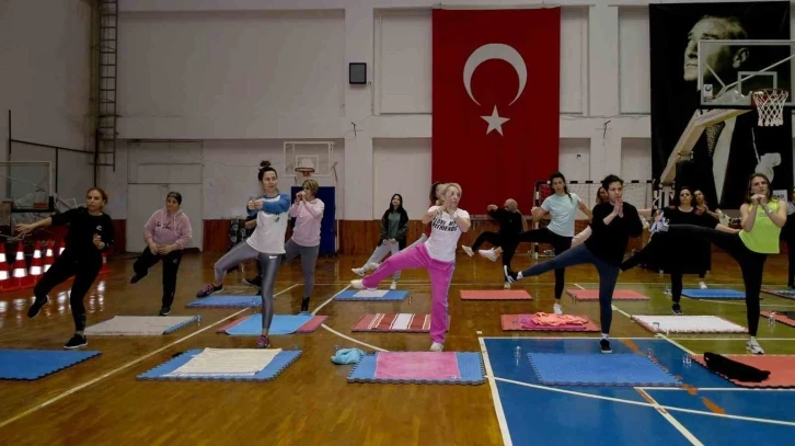 Kuşadası Belediyesi’nden kadınlar için pilates dersi
