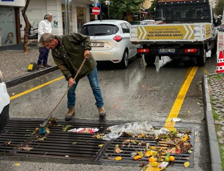 Kuşadası Belediyesi sağanağa karşı sahada