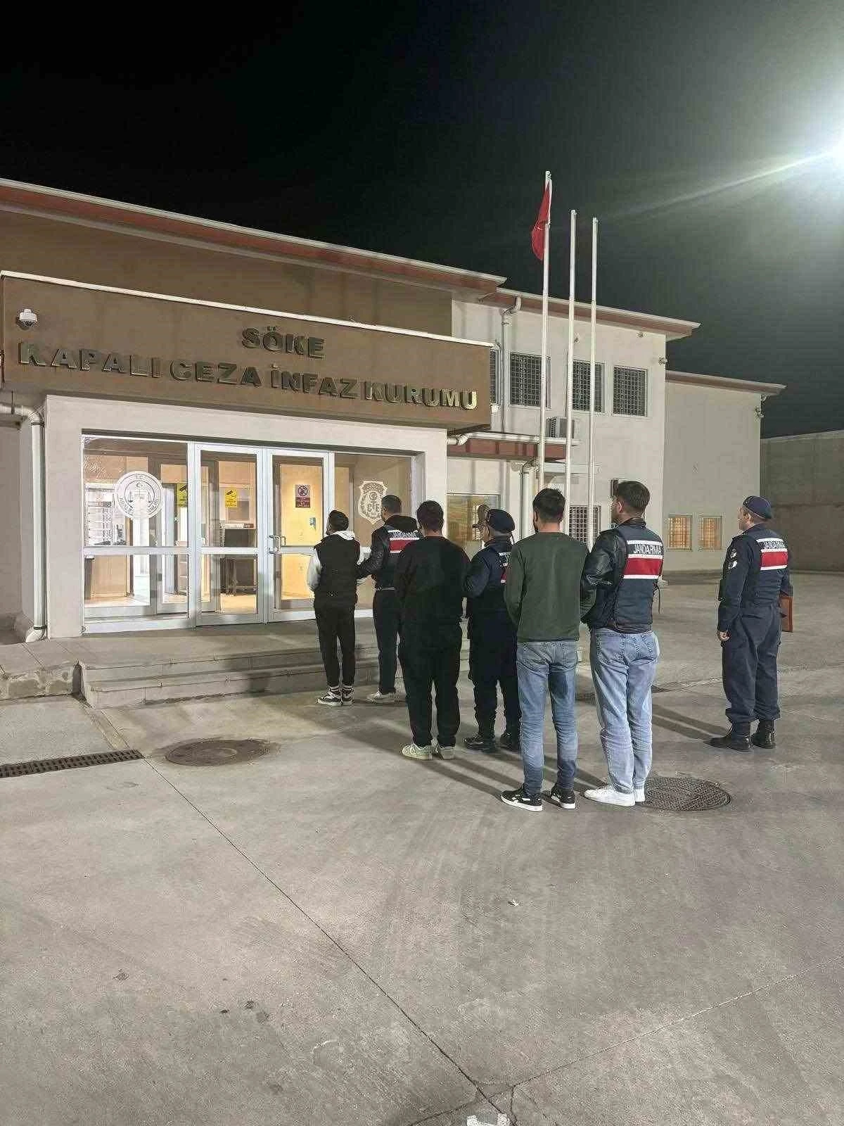 Kuşadası’nda 23 düzensiz göçmen ve 3 organizatör yakalandı
