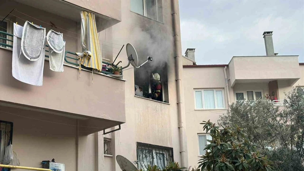 Kuşadası’nda elektrikli battaniye evi yaktı
