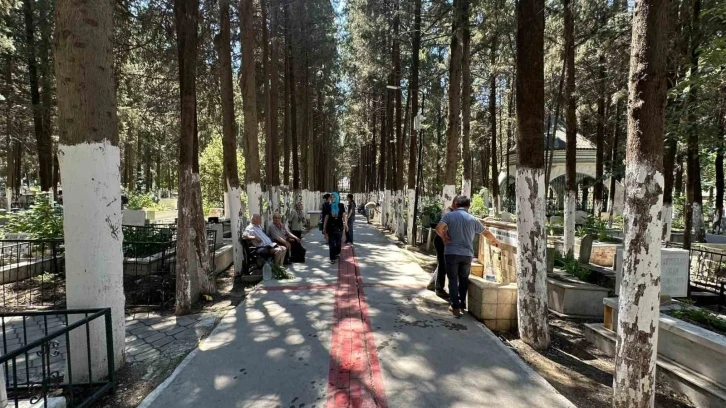 Kuşadası’nda Kurban Bayramı Arifesinde mezarlıklar vatandaşlarla dolup taştı
