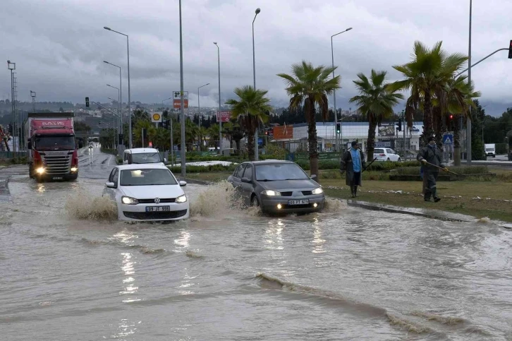 Kuşadası’nda sağanak yağmur, çevre yolunu kilitledi
