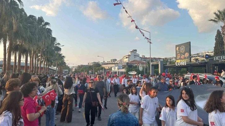 Kuşadası’nda vatandaşlardan coşkulu yürüyüş
