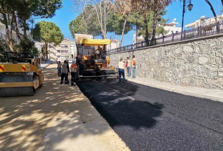 Kuşadası’nda yol çalışmaları devam ediyor
