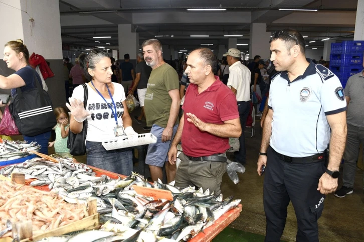 Kuşadası’ndaki balık tezgahlarında sağlık ve hijyen denetimi yapıldı
