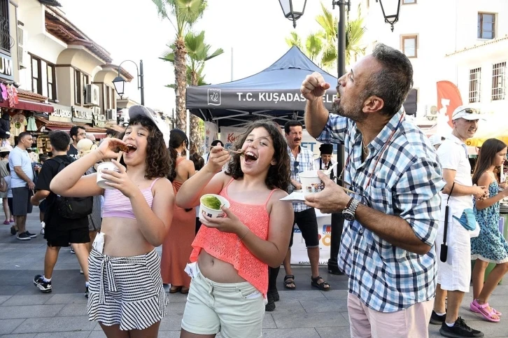 Kuşadası Sokak Festivali yoğun ilgi gördü
