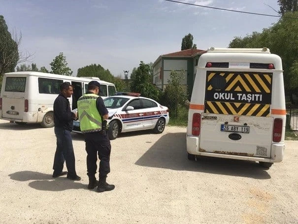 Kusurlu bulunan 2 okul servis şoförüne 2 bin 196 TL trafik cezası kesildi
