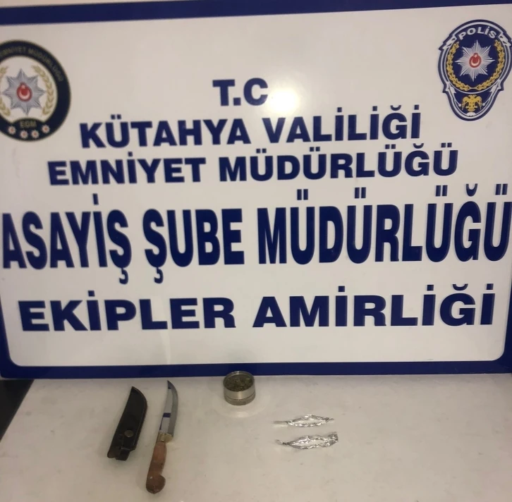 Kütahya’da bir kişinin üzerinde kesici alet ve uyuşturucu bulundu
