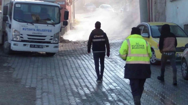 Kütahya’da faciadan dönüldü, alt yapı çalışması sırasında doğalgaz ana boru hattı delindi
