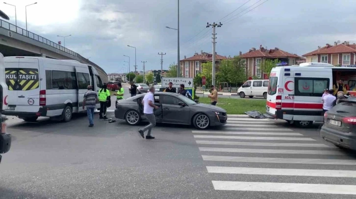 Kütahya’da otomobil ile minibüs çarpıştı:  2 yaralı
