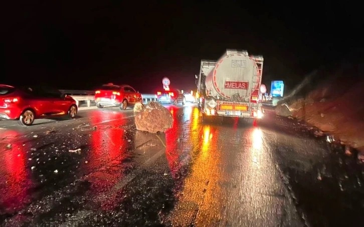 Kütahya’da sağanak yağış nedeniyle yola düşen dev kayalar korkuttu
