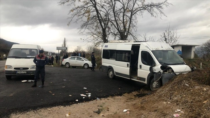 Kütahya'da toprak yığınına çarpan servis minibüsündeki 14 öğrenci yaralandı