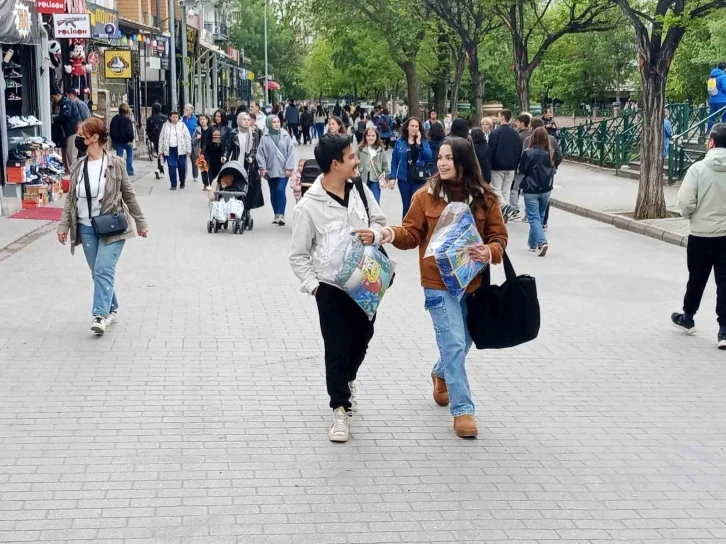 Kuvvetli rüzgar ve yağış çarşıdaki yoğunluğa engel olmadı
