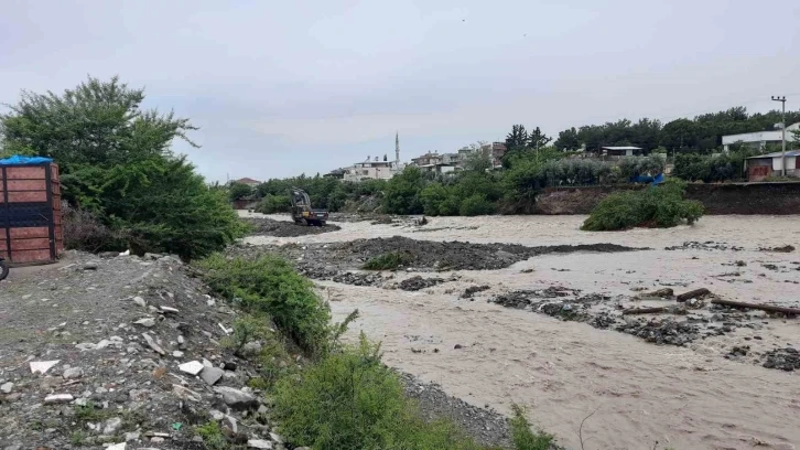 Kuvvetli yağışın etkili olduğu Hatay’da sel yolu ikiye böldü
