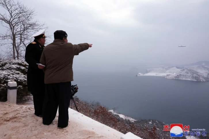 Kuzey Kore lideri Kim yeni stratejik seyir füzesinin test atışını denetledi