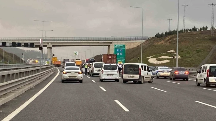 Kuzey Marmara Otoyolu’nda bir kişi tır şoförünü rehin aldı